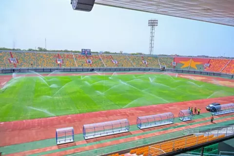 من "الوطن أو الموت" إلى "عشب جديد".. كيف تغير ملعب مباراة بوركينا فاسو ومصر؟ (صور)